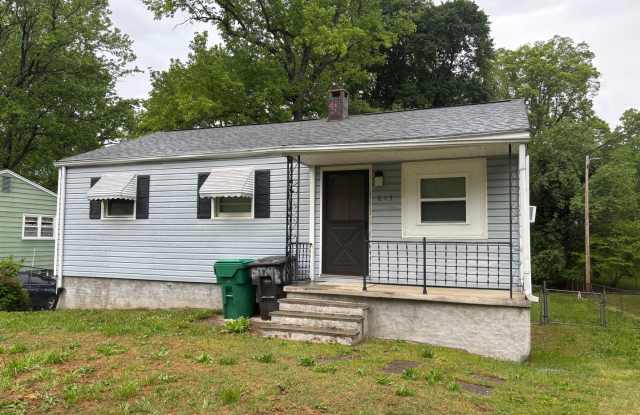 3 BEDROOM, 1 BATH, 900 SQ FT, GAS HEAT, WINDOW AC photos photos