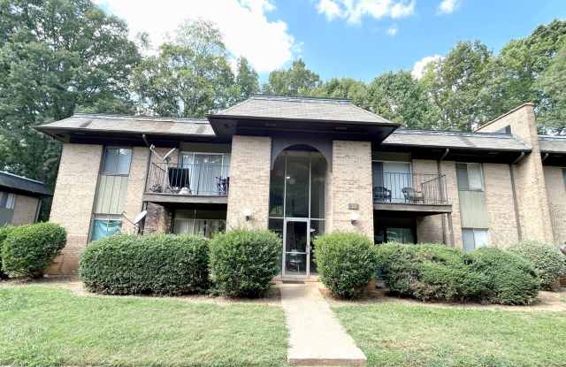 Updated, spacious 1st floor - 1 Bed, 1 Bath Condo close to Lynx Blue line, shopping, restaurants Gallery 3