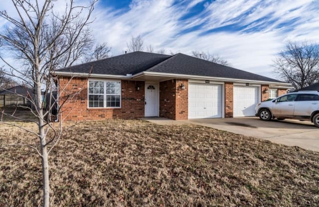 1002 Leigh  ST - 1002 Leigh Street, Centerton, AR 72719