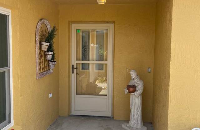 Beautiful Over Sized TURNKEY SEASONAL 2 bed 2 bath Rental on Golf Course in Polo Ridge Gallery 3