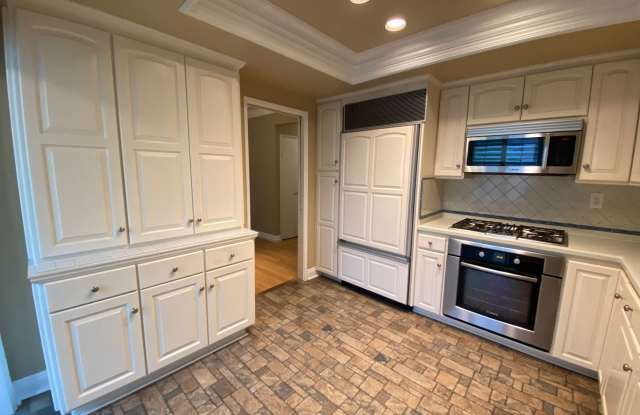 Spectacular Upper Unit 1 Bedroom / 1 Bath w/ Loft steps from the Sand Gallery 2