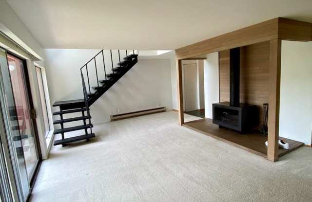 10761 Burke Ave N - 10761 Burke Avenue North, Seattle, WA 98133