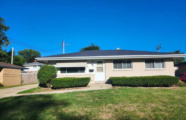 Beautiful Updated 3BR/1BA Single Family Home in Quiet Area - 7841 10th Avenue, Kenosha, WI 53143