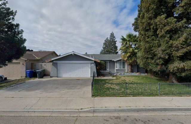 Spacious 4 Bedroom Home Within Walking Distance of the University! photos photos