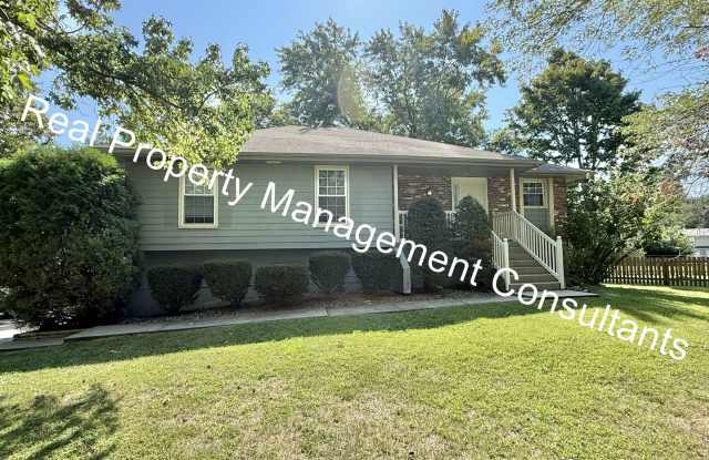 Charming Lee's Summit Raised Ranch 3 Bed 2 Bath! Gallery 3