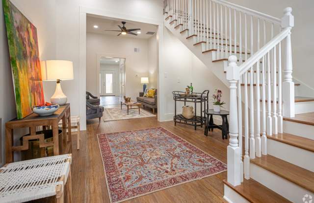 Uptown Renovated 1/1.5 apartment with Private Backyard photos photos