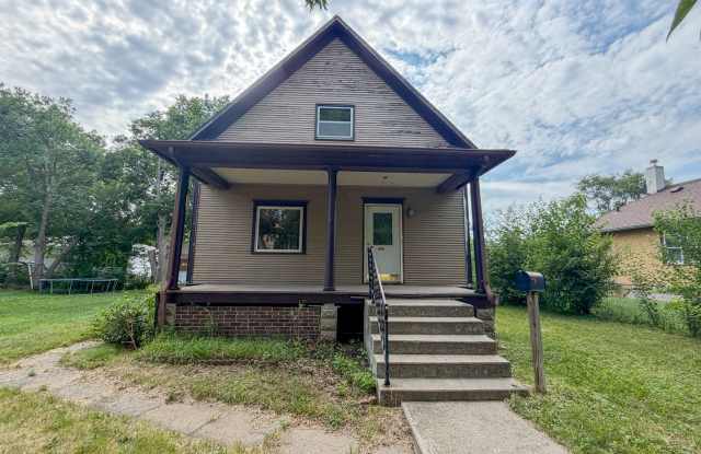 609 N Edmunds- 3 bedroom, 1.5 bathroom house with a large garage, off street parking and central AC. photos photos