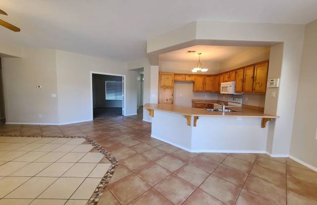 4 BEDROOM 2 BATH POOL HOME Gallery 3