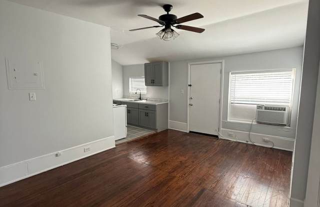 Penthouse Vintage Apartment in Historic Home Near Downtown Gallery 3