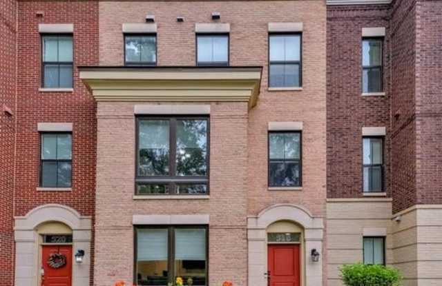 518 HARBORVIEW Drive Gallery 1
