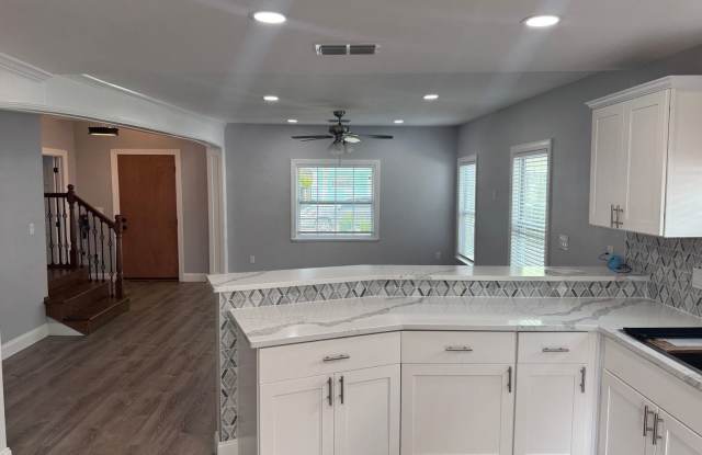 Large 4 bedroom West Tampa Bungalow photos photos