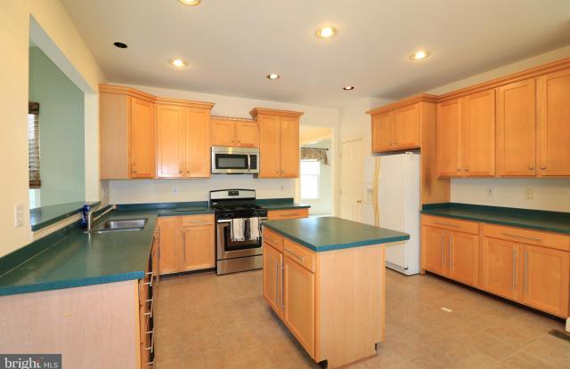4822 BROOM DRIVE Gallery 2