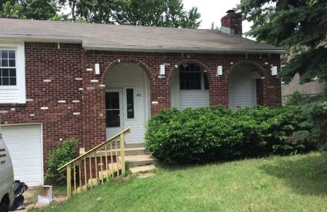 711 NW Cambridge Court - 711 Northwest Cambridge Court, Blue Springs, MO 64015