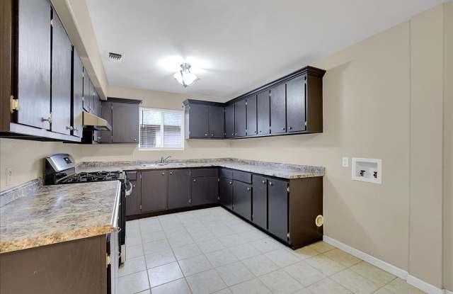 3 bedroom, 1 1/2 bath townhome Gallery 3