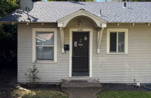 Vintage 1-Bedroom Duplex with Large Fenced Yard 3 miles from OIT and Sky Lakes Medical Center Gallery 3