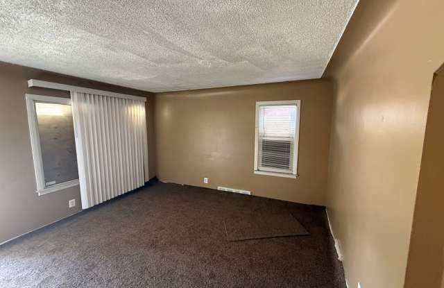 3 Bedroom Bungalow, Corner House, New Carpet Fenced in Backyard Gallery 4