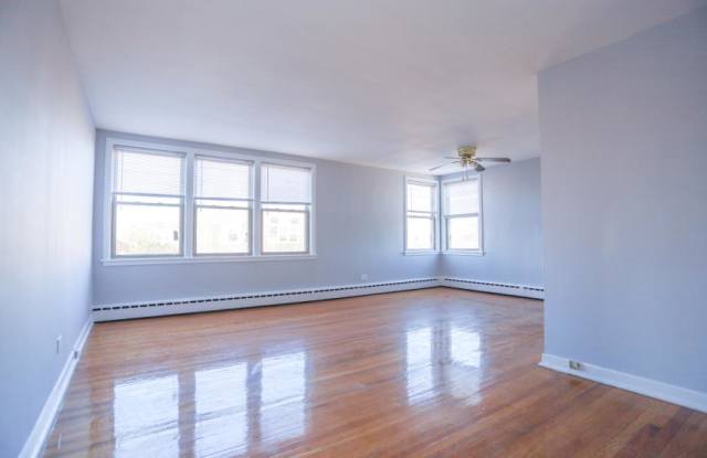 2417 West Farragut photos photos