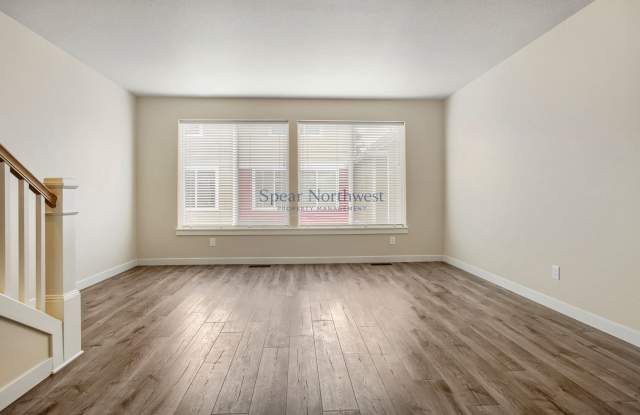 Freshly Remodeled 3-Story Townhome in a Gated Community — Blocks to MAX & Gresham Station Gallery 4