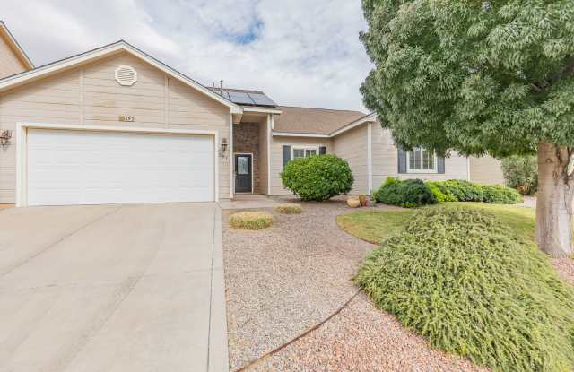 Inviting 4 Bed 2 Bath Home - Solar Panels & In The Golf Course Area! photos photos