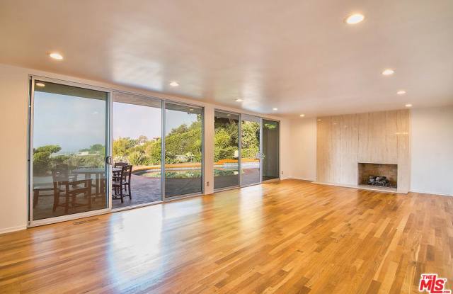 1835 LOMA VISTA Drive Gallery 4