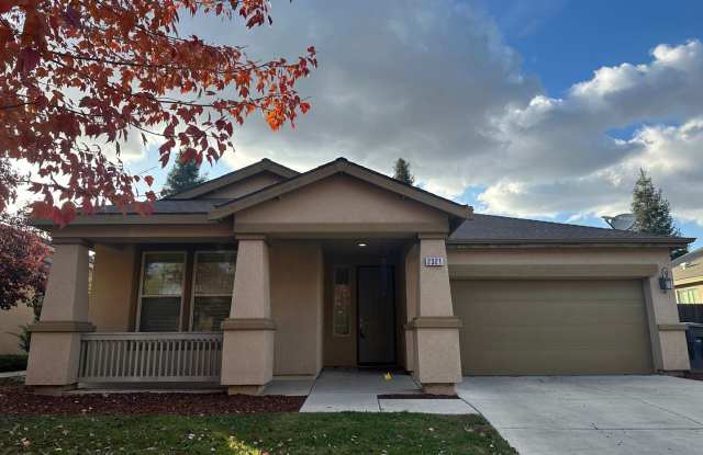 Spacious house in a well established neighborhood - 2321 South Elverta Street, Visalia, CA 93292
