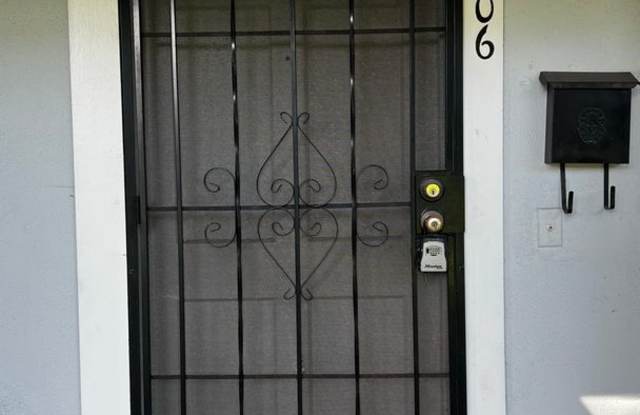 Remodeled 3 bedroom 1 and half bathroom home in Village Townhomes community Gallery 4