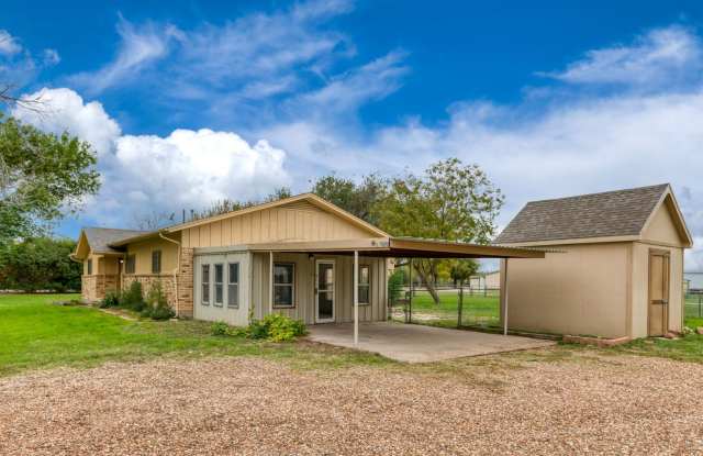 3 Bed / 3 bath Traditional Corner Lot home Gallery 3