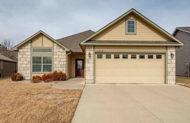 BEAUTIFUL HOME ON WEST SIDE!! SCREENED IN PATIO! FENCED IN YARD! photos photos