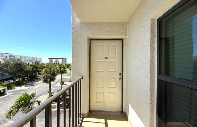 SEASONAL BEACH ACCESS 2/2 CONDO ON FT. MYERS BEACH!!! Gallery 3