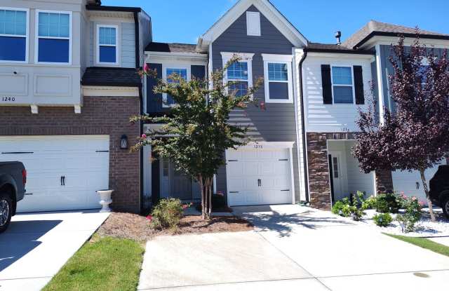 3 Bedroom, 2.5 Bath Townhome located in Paddlers Cove! Gallery 1