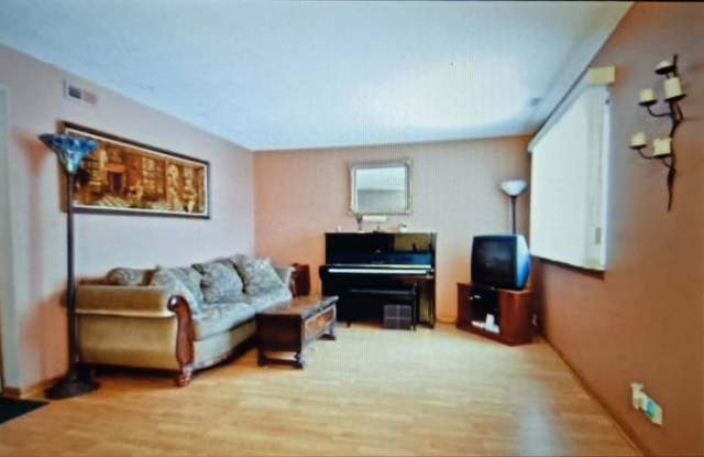 1733 Howe Lane Gallery 3