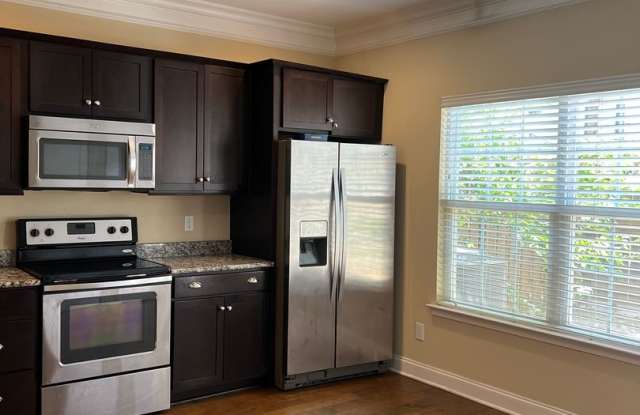 SPECIAL: Lock-in price for up to 18 Month Lease!!! - 3 bedroom/2.5 Bathroom Sugar Valley Townhome Gallery 4