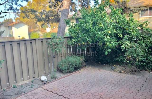 Beautiful 2 Bd/2 Ba 1036 sf Walnut Creek townhouse available now for lease! Gallery 4