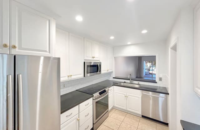 Amazing 2BR/2BA in the heart of UTC! Parking, Updated Kitchen, Patio! - 3525 Lebon Drive, San Diego, CA 92122