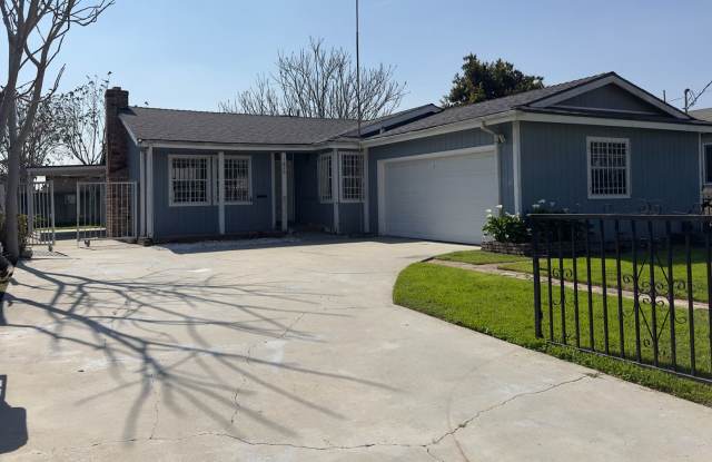 4-Bedroom 2-bath Single-family home - 1820 East 109th Street, Los Angeles, CA 90059