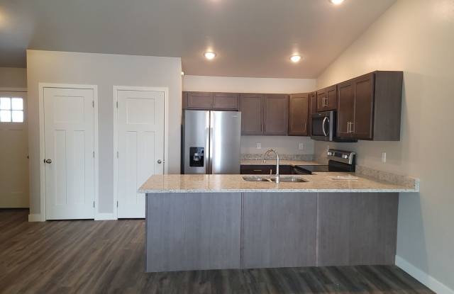 3 bedroom 2 bathroom townhome with 1 car garage Gallery 3