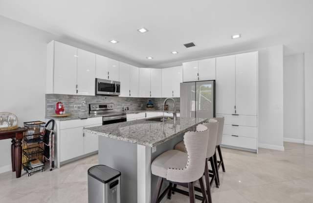 5040 HERON Place Gallery 3