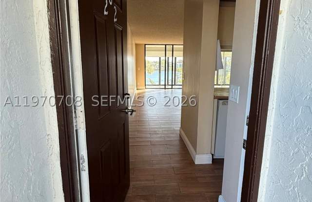 201 Lake Pointe Dr Gallery 3