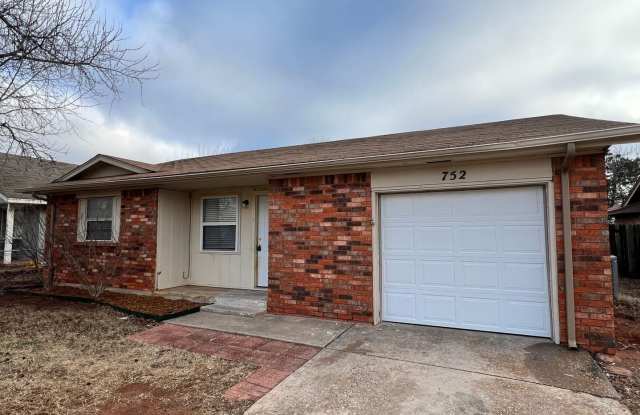 Charming 3 Bedroom Home in Mustang School District photos photos