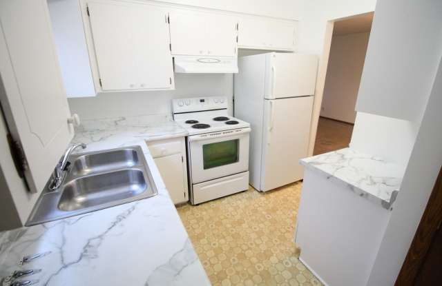 BEAUTIFUL 2 BEDROOM/1 BATHROOM TOWNHOME CLOSE TO MALL OF AMERICA - AVAILABLE 5/01 - $1,600/month Gallery 4