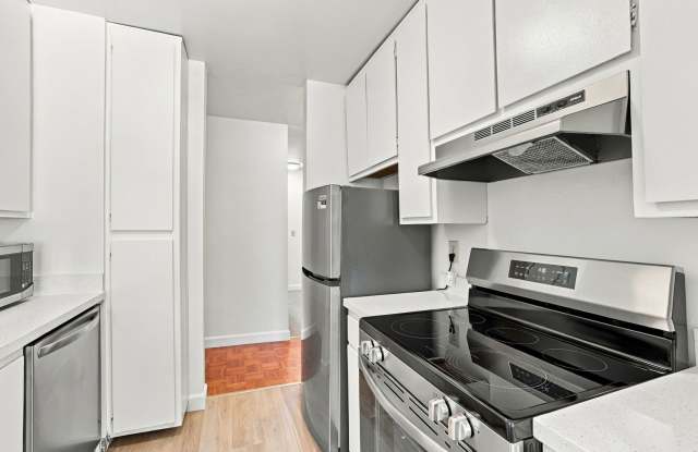 Freshly Updated Condo with Pool Views and Modern Finishes Gallery 1