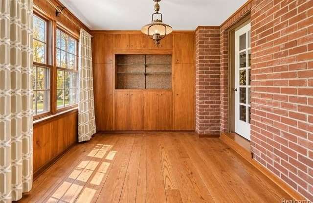 18750 Glenwood Boulevard Gallery 3