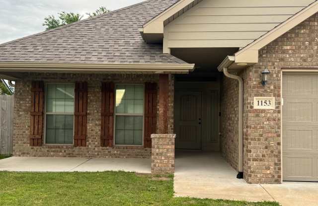 Beautiful home in highly desirable neighborhood - 1153 Canyon Gate Drive, Siloam Springs, AR 72761