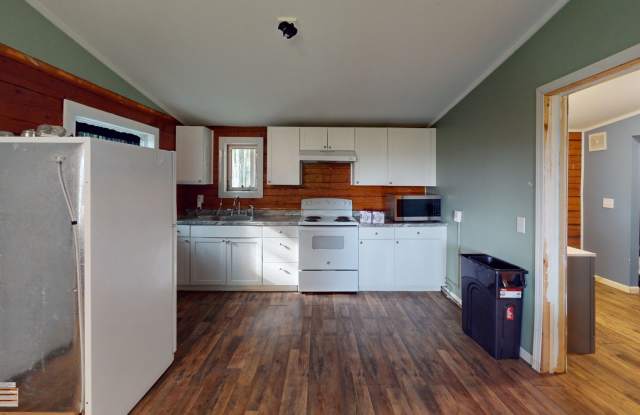 Cozy 1 Bedroom Log Home in North Pole! Gallery 4