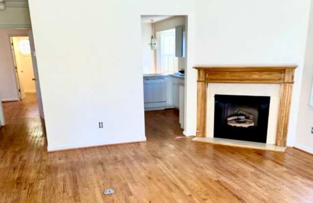 Charming 3 Bed / 2 Bath Home with Screened Porch + Fenced Yard in New Bern Gallery 3