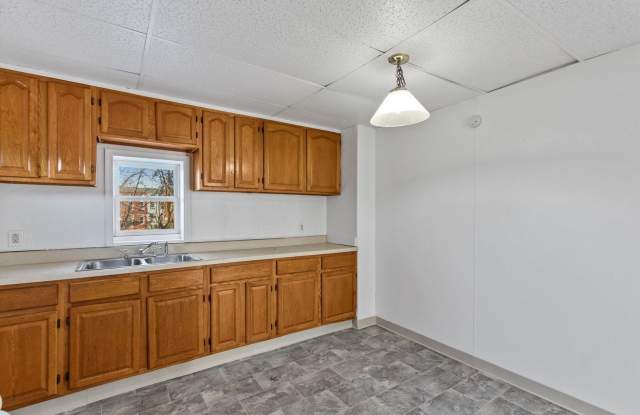 Bright 3 Bedroom, 1.5 Bath Home with Private Yard! Gallery 4