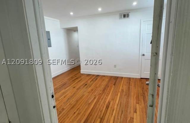 15 Sidonia Ave Gallery 1