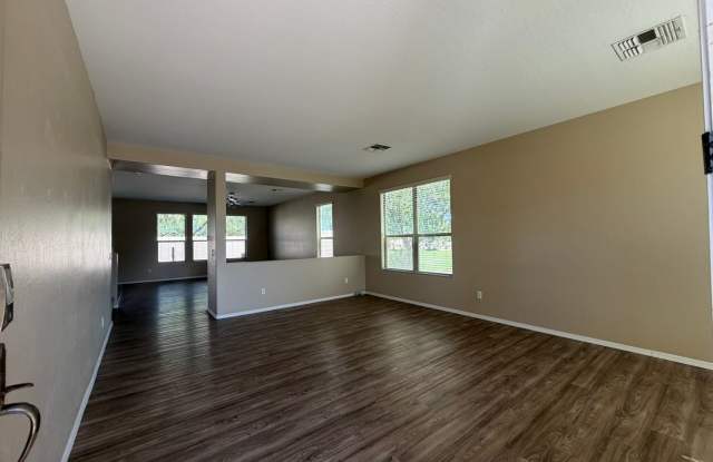Beautiful Surprise Home with large loft and extra living room space Gallery 4