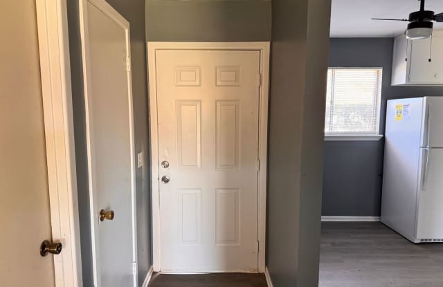 3 Bed 1.5 Bath w/ Garage In City View Gallery 3
