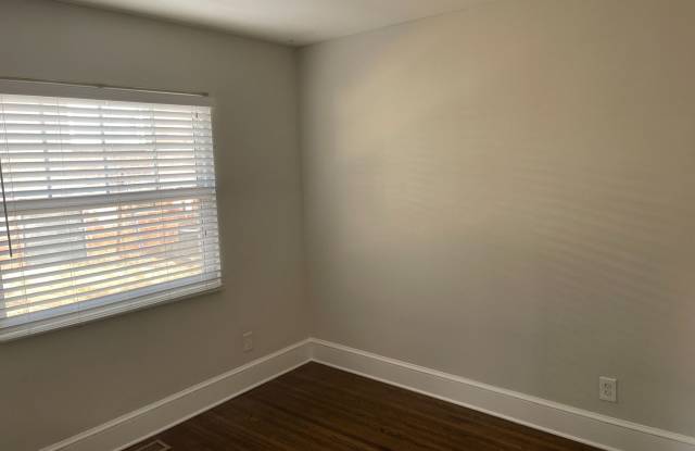 Adorable Two Bedroom Duplex in Plaza Midwood! Gallery 3